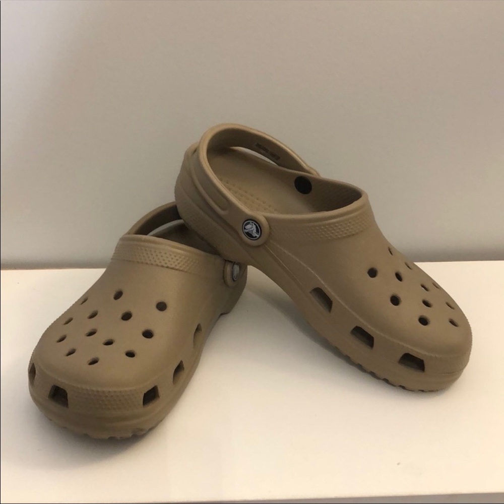 CROCS tan uni-sex slip on Men’s -6 / women’s- 8